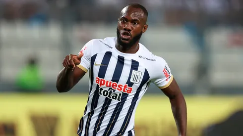 Cecilio Waterman jugando para Alianza Lima.