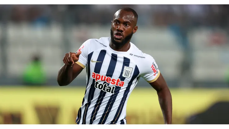 Cecilio Waterman jugando para Alianza Lima.