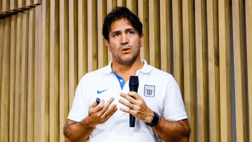 Bruno Marioni exponiendo en Alianza Lima. (Foto: Twitter).