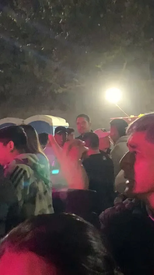 Christian Cueva captado por fanática de la cumbia. (Foto: Twitter).