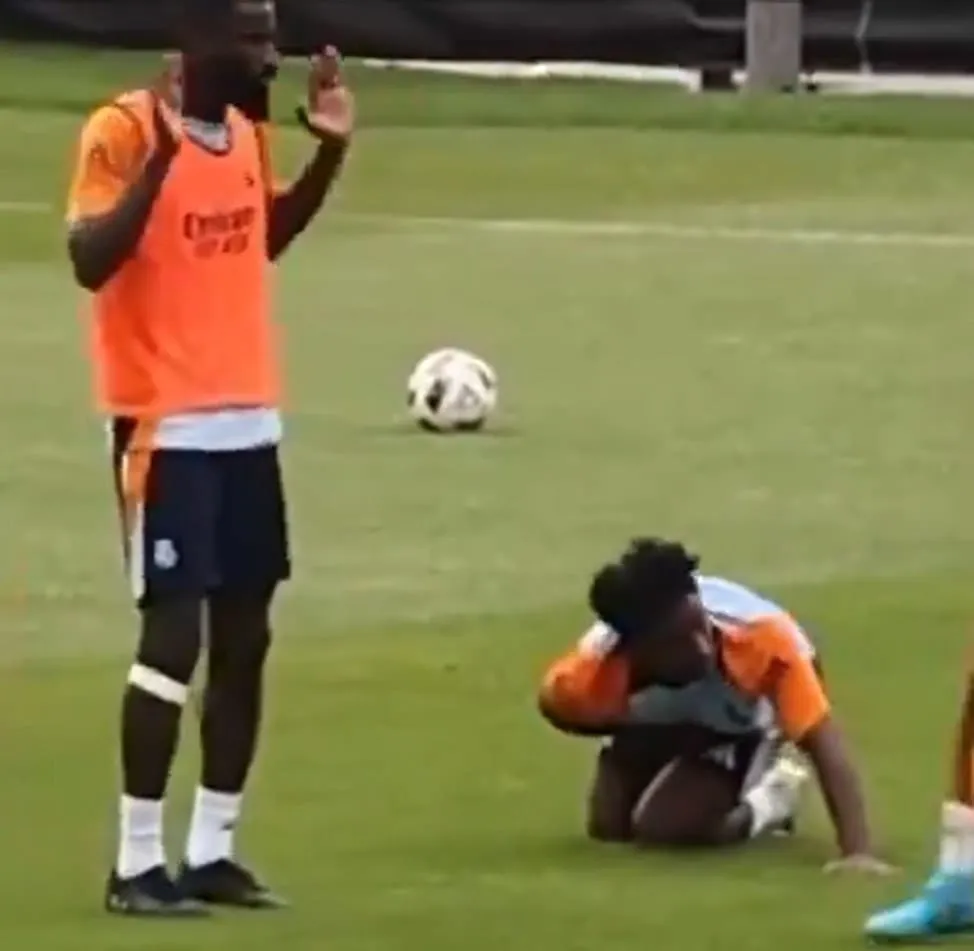 Antonio Rudiger tras su dura entrada a Endrick en el entrenamiento del Real Madrid.