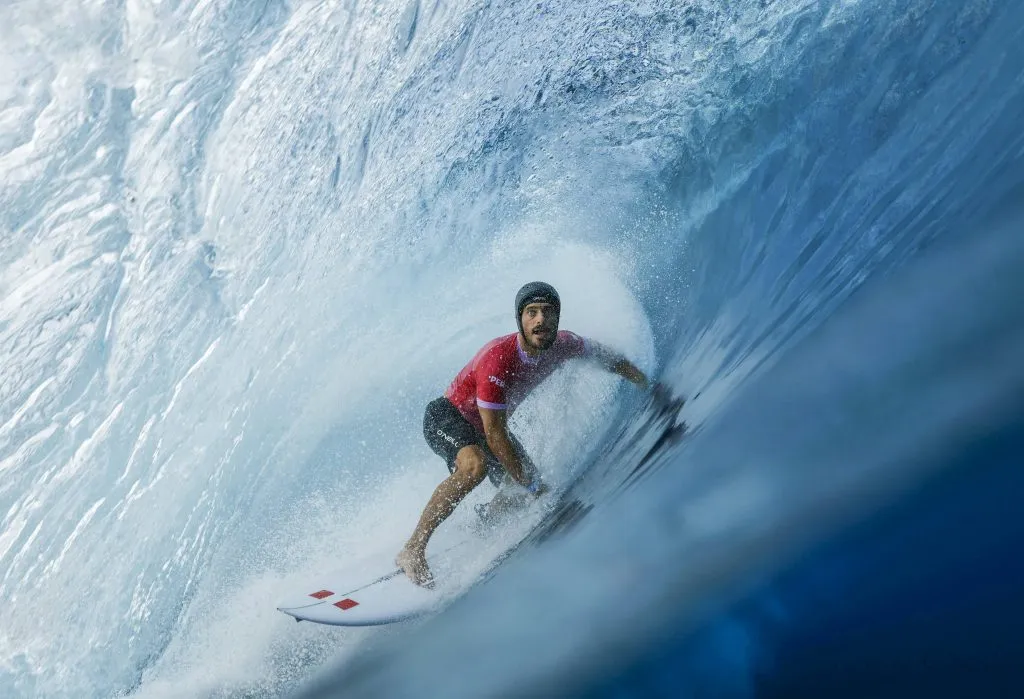Alonso Correa corriendo olas en los Juegos Olímpicos 2024. (Foto: IMAGO).