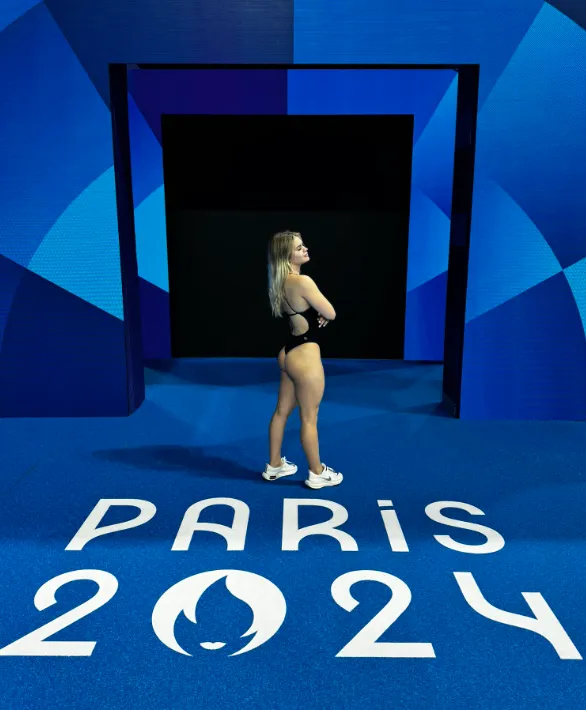 Alonso posa junto al logo de los Juegos (Twitter Luana Alonso)