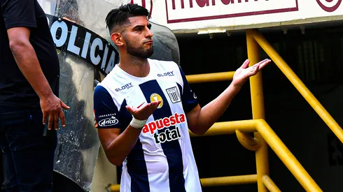 Carlos Zambrano jugando en el Alianza Lima vs. Universitario.