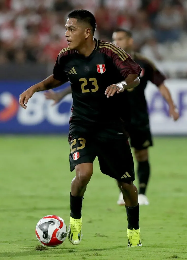 Joao Grimaldo jugando con la Selección Peruana. (Foto: IMAGO).