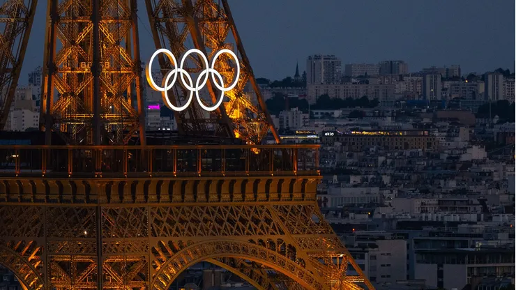 La Torre Eiffel, símbolo de París, ya vive los Juegos Olímpicos.