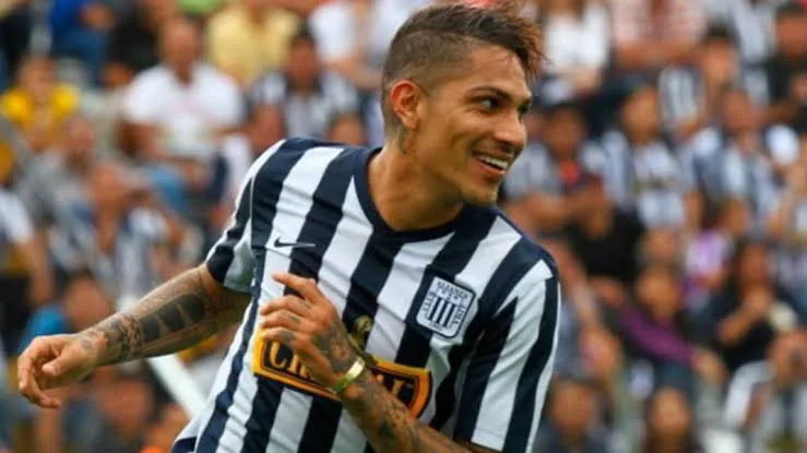 Paolo Guerrero jugando amistoso con Alianza Lima. (Foto: Twitter).