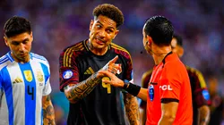 Paolo Guerrero, jugador de César Vallejo, defendiendo a Perú.