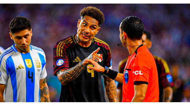 Paolo Guerrero, jugador de César Vallejo, defendiendo a Perú.