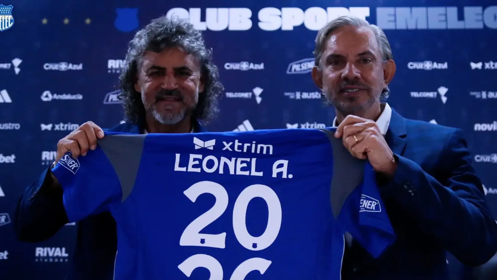 Leonel Álvarez firmó con Emelec hasta 2026.