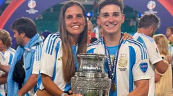 Una foto que se repite en cada título del cordobes: el festejo junto a su novia.