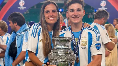 Una foto que se repite en cada título del cordobes: el festejo junto a su novia.