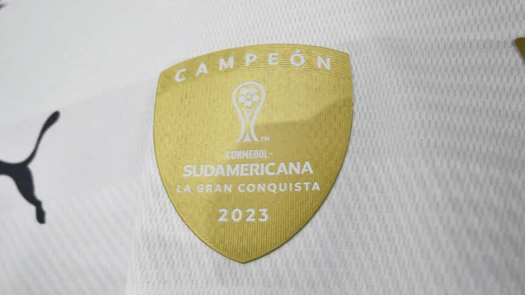 Así se ve el Parche de campeón de la Sudamericana en el uniforme de Liga (Foto: @LDU_Oficial)