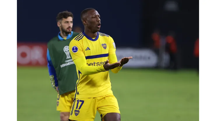 Luis Advíncula elogiado y criticado por los hinchas