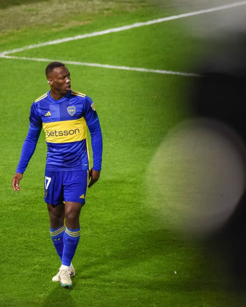 Luis Advíncula jugando con la camiseta de Boca Juniors. (Foto: IMAGO).