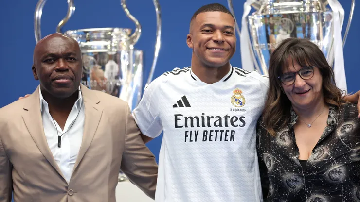Kylian Mbappé y su familia en la presentación del Real Madrid.