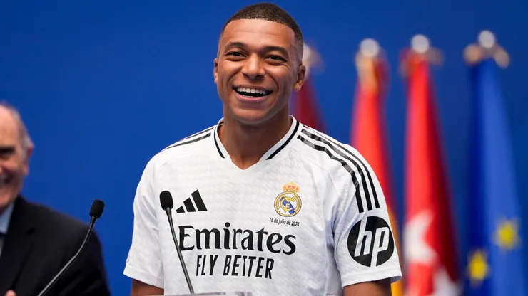 Kylian Mbappé ya luce su camiseta '9' en Real Madrid.