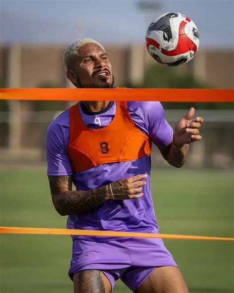 Paolo Guerrero entrenando en la César Vallejo. (Foto: Twitter).