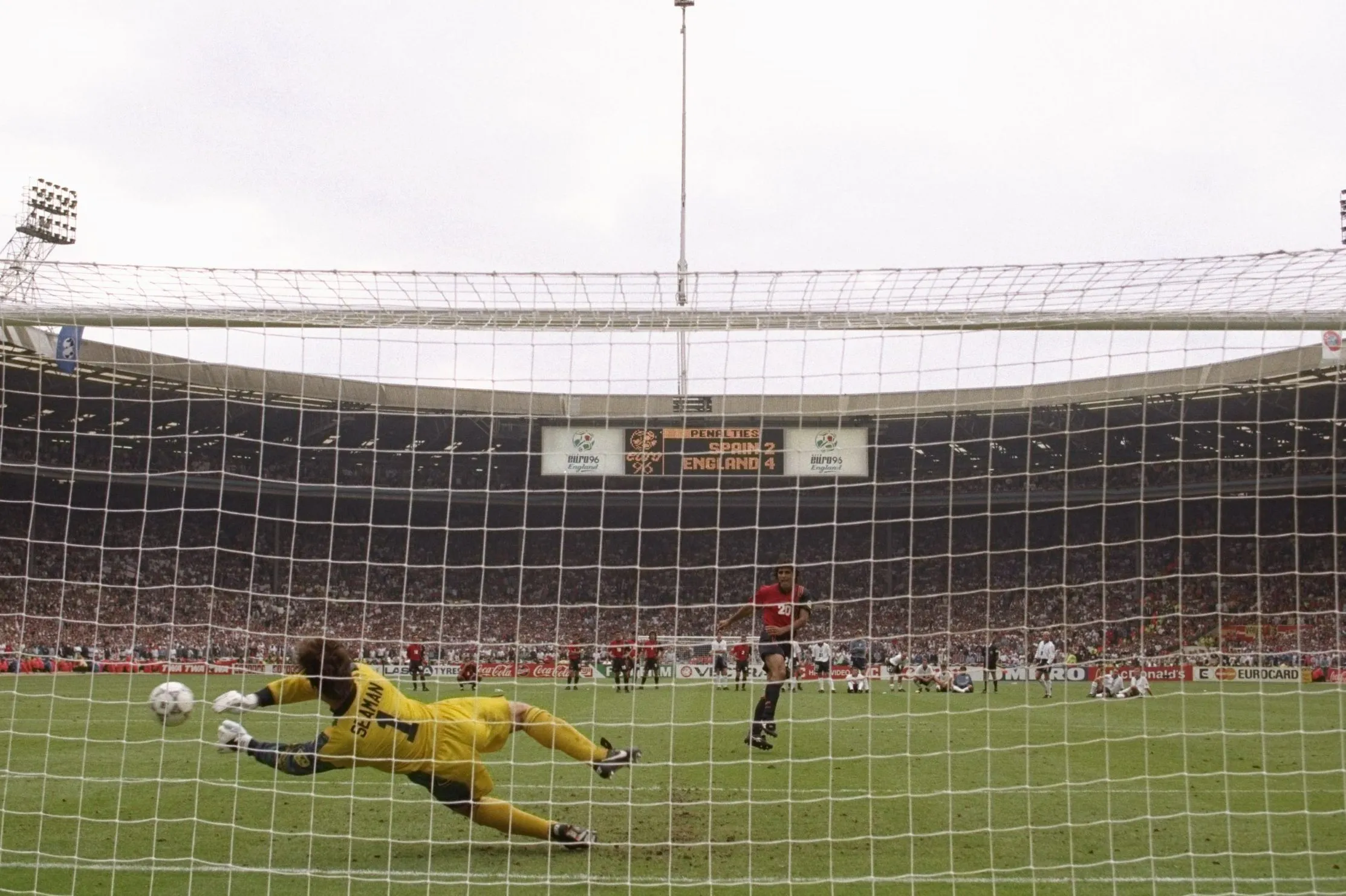 El penal que Seaman le atajó a Nadal, en la Eurocopa 1996. (Foto: Getty).