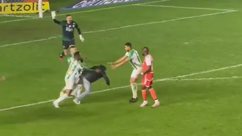 Un hincha quiso agredir a Enner Valencia