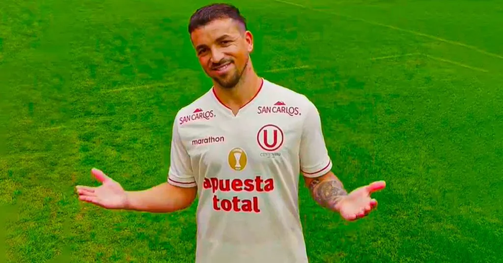 Gabriel Costa posando con la camiseta de Universitario. (Foto: Captura de pantalla)