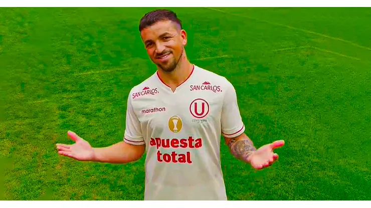 Gabriel Costa posando con la camiseta de Universitario.