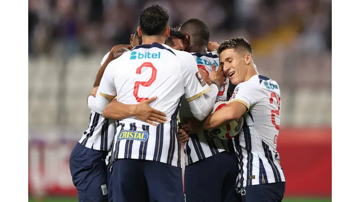 Crack de Alianza Lima muere por jugar en la Selección Peruana