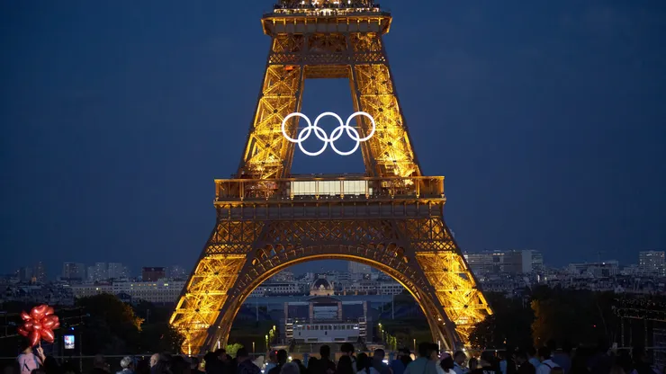 La Torre Eiffel, vestida de los Juegos Olímpicos en París.
