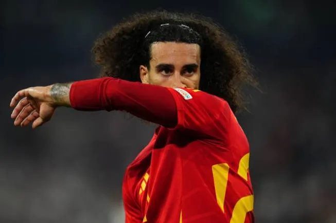 Cada toque de pelota de Cucurella fue producto de silbidos de la afición.