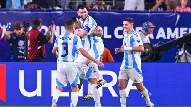 Messi y sus compañeros celebran el tanto de Lionel ante Canadá: IMAGO