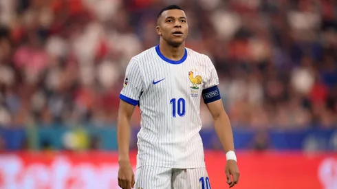 El 10 de Francia, sin su ya característica máscara por primera vez.