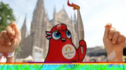 Animation JO Mulhouse PHOTOPQR/L ALSACE/Jean-François FREY Mulhouse 26/06/2024 Un enfant porte une pancarte avec la phryge Paris 2024 lors animations pour le passage de la flamme Olympique place de la Réunion à Mulhouse le 26 Juin 2024. The Olympic flame continues its tour of France. Here in Mulhouse , on june 26th 2024 Mulhouse Haut-Rhin Alsace France PUBLICATIONxNOTxINxFRAxBELxSUIxUK Copyright: xPHOTOPQR/L ALSACE/MAXPPPxJean-FrançoisxFREYx 20240626ALS4571 20240626ALS4571