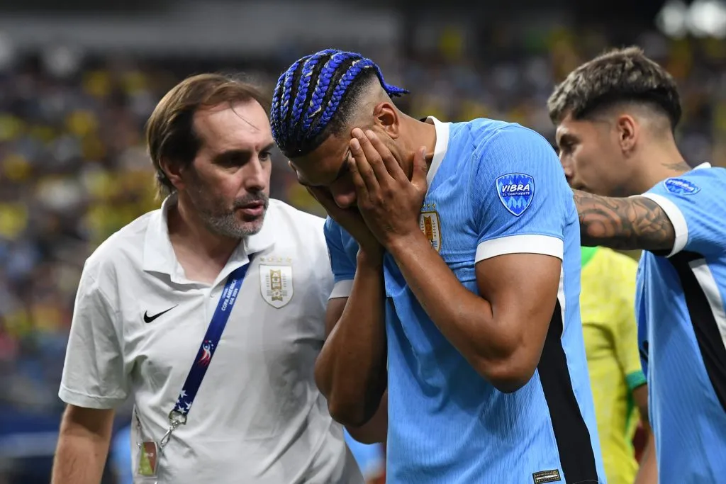 Ronald Araujo en el momento que debió salir del Uruguay vs. Brasil.