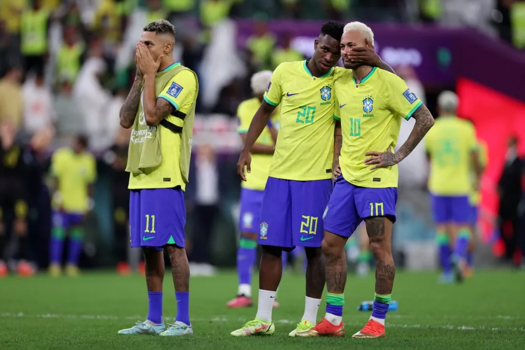Vini y Neymar, tras la eliminación ante Croacia en Qatar 2022 (Getty)