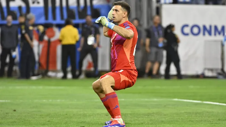 Dibu Martínez lo hizo de nuevo: el baile del arquero en plena definición por penales de Argentina vs. Ecuador