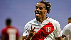 André Carrillo jugando para Perú.