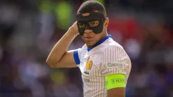 Kylian Mbappé y su máscara podrían seguir juntos por varios meses.