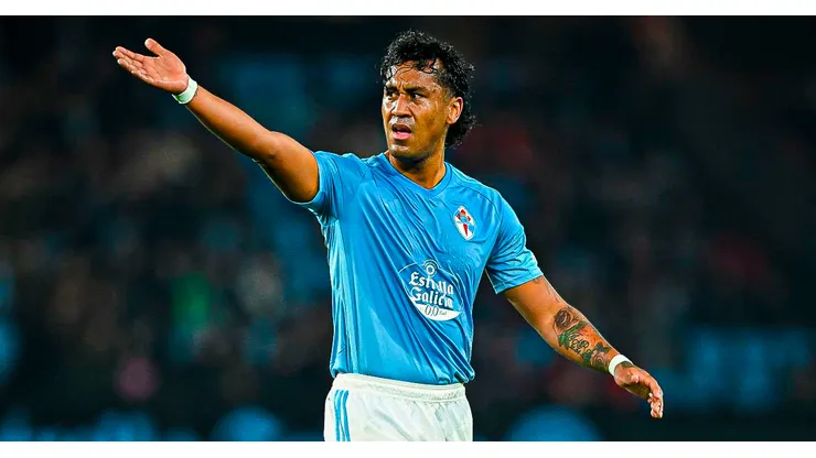 Renato Tapia jugando para Celta.
