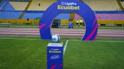 Equipo de primera A entrena en un parque municipal