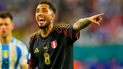 Sergio Peña jugando para Perú en la Copa América 2024.