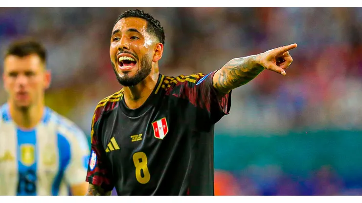 Sergio Peña jugando para Perú en la Copa América 2024.
