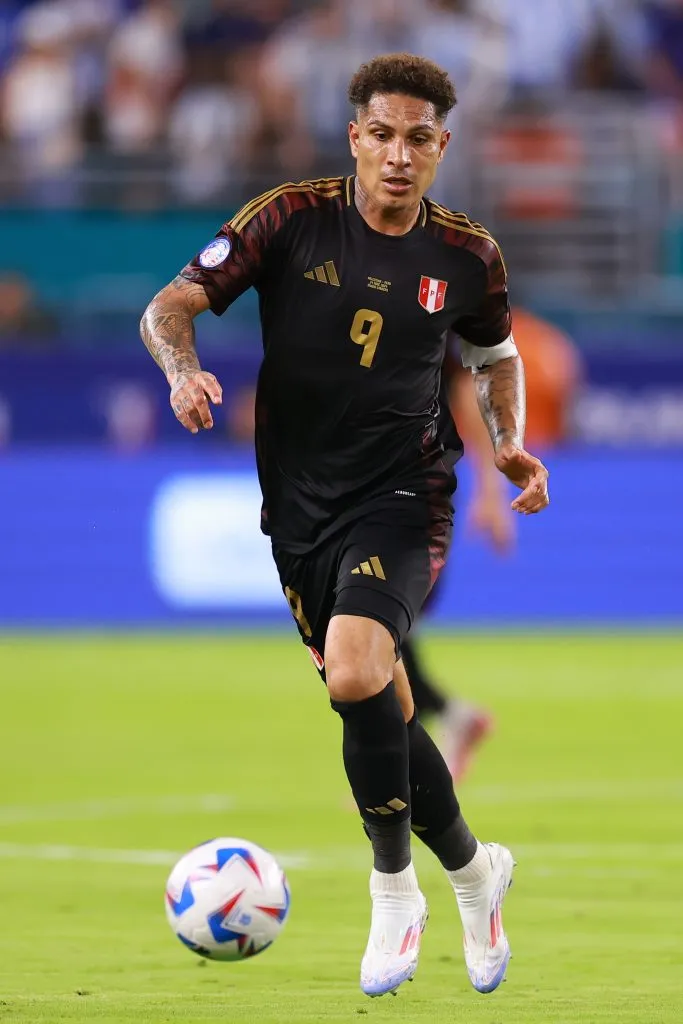 Paolo Guerrero jugando contra la Selección Argentina. (Foto: Getty).