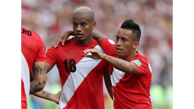 Christian Cueva y André Carrillo de juerga en discoteca