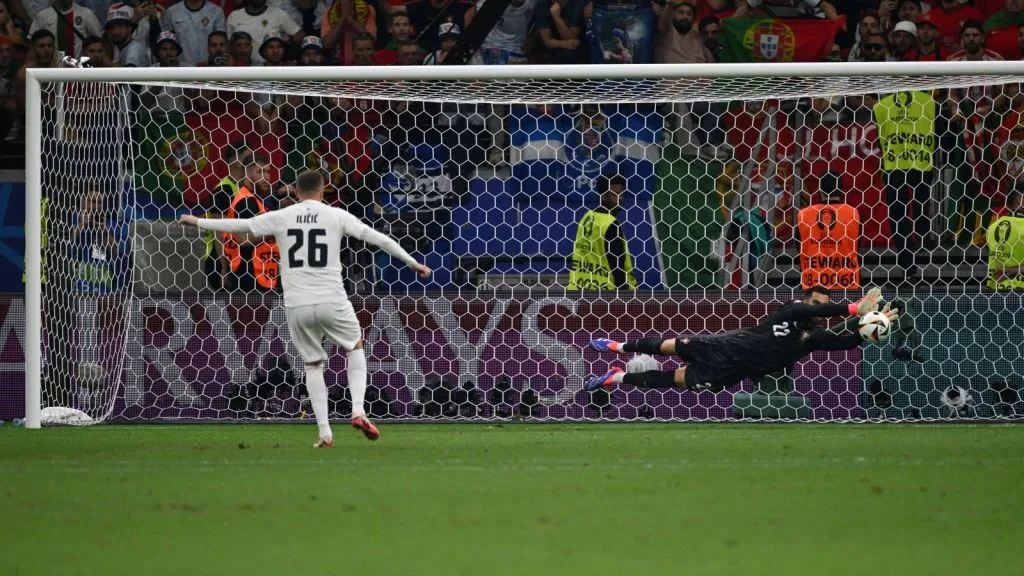 Diogo Costa y una de sus atajadas para salvar a la Portugal de CR7: IMAGO