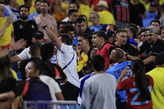 Jugadores de Uruguay en medio de la pelea contra la hinchada Colombiana. (Foto: GettyImages)