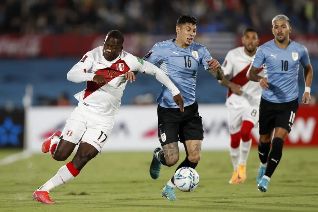 Selección Peruana jugando contra Uruguay. (Foto: IMAGO).