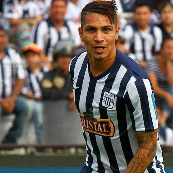 Paolo Guerrero jugando en Alianza Lima. (Foto: Twitter).