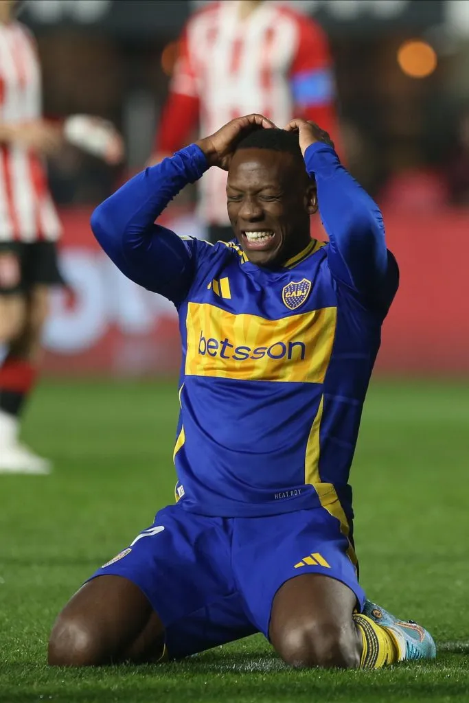 Luis Advíncula jugando contra Estudiantes. (Foto: IMAGO).