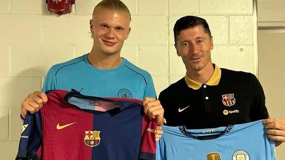 Erling Haaland y Robert Lewandowski en el intercambio de camisetas post amistoso de pretemporada entre Barcelona y Manchester City.