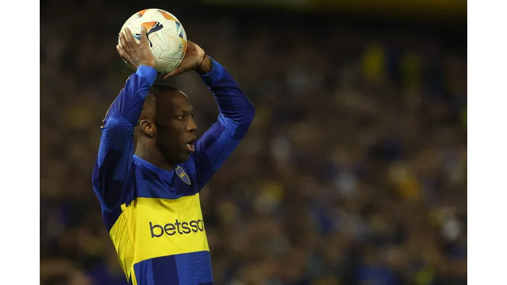 Luis Advíncula destacado por Juan Román Riquelme